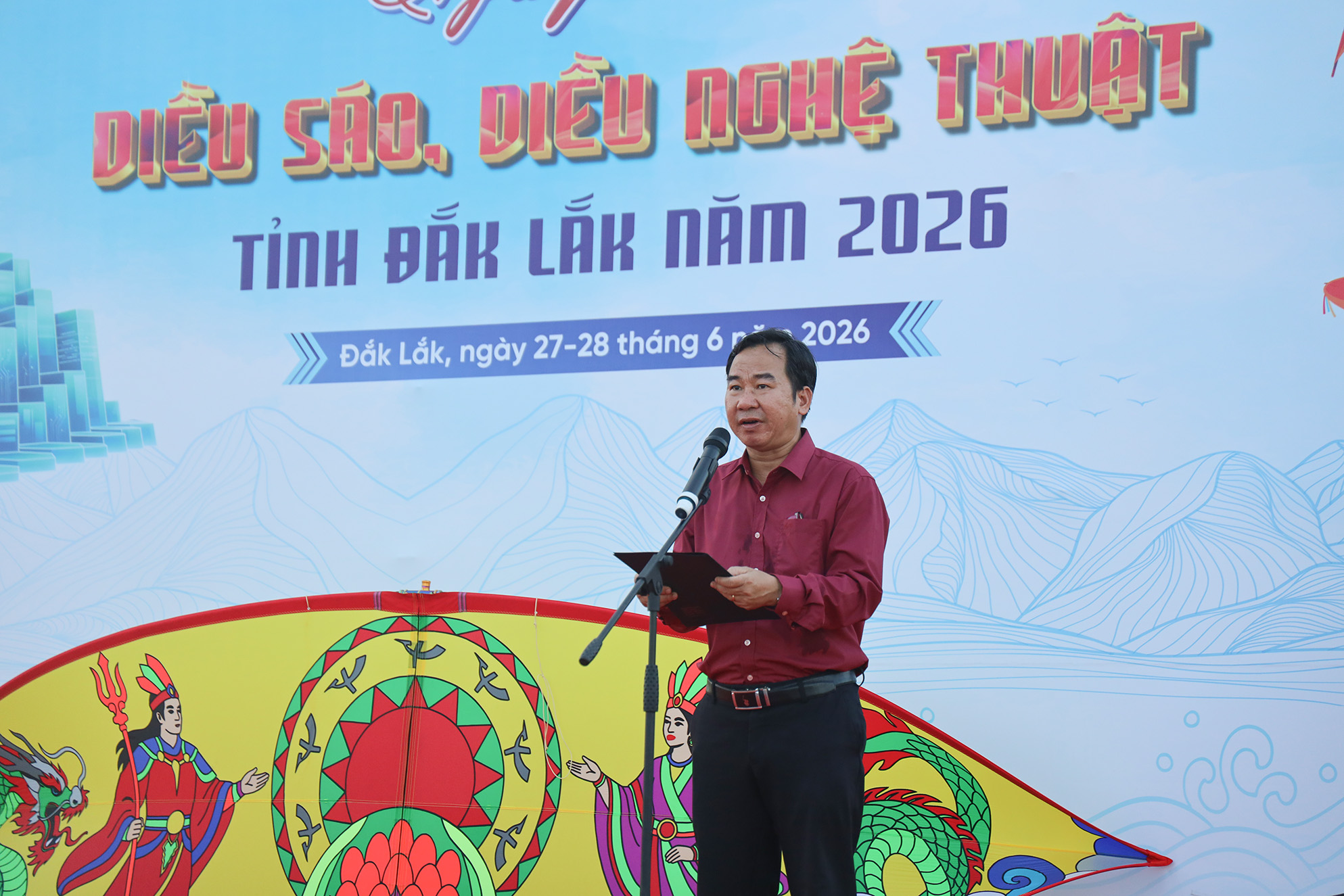 Ông Lê Hoàng Phú – Phó Giám đốc Sở Văn hóa, Thể thao và Du lịch tỉnh Đắk Lắk khai mạc ngày hội